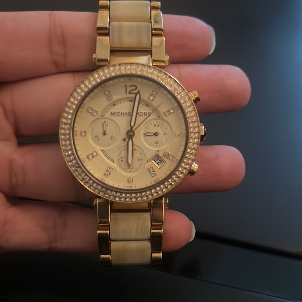 Needs battery - Michael Kors gold watch